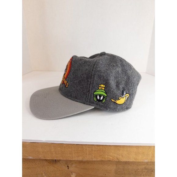 New Bugs Bunny with Looney Tune Characters Gray Wool Baseball Cap OS - Picture 2 of 7